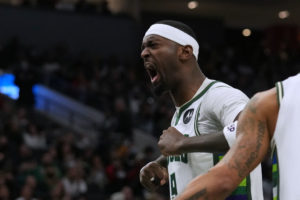 Milwaukee vence a Boston y le supera en la clasificación