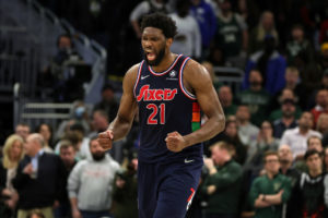 Embiid, primer pívot en terminar como máximo anotador de la temporada en 22 años