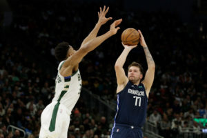 Dallas da un golpe de autoridad en su visita a Milwaukee