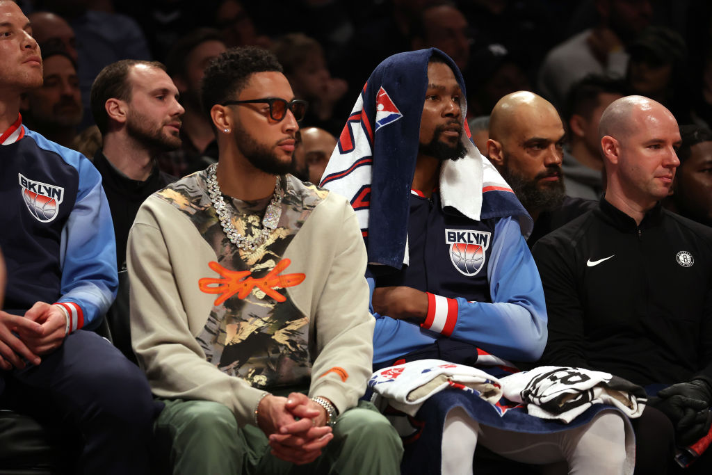 La espalda de Simmons mejora y podría volver en playoffs