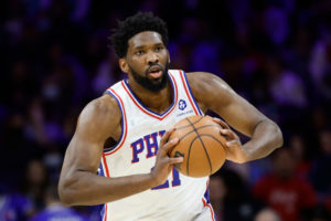 Embiid reclama votos para el MVP exhibiéndose ante Indiana