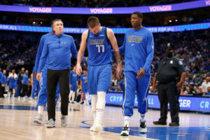 Doncic sufre una distensión en el último partido de temporada regular