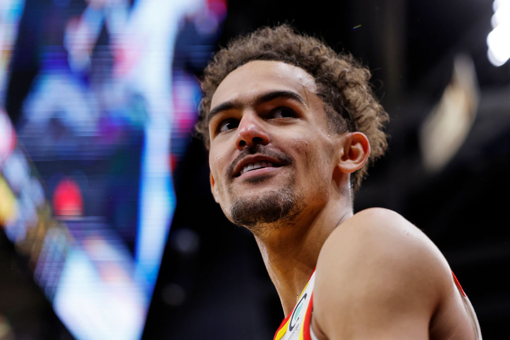 Trae Young mete a Atlanta en playoffs con 38 puntos