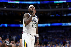 Utah se lleva en Dallas un primer partido cargado de igualdad