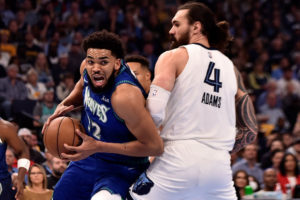 Steven Adams, baja para el sexto partido ante Minnesota