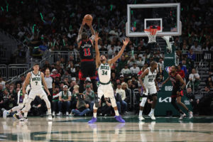 Los Bulls dan la sorpresa en Milwaukee y empatan la eliminatoria