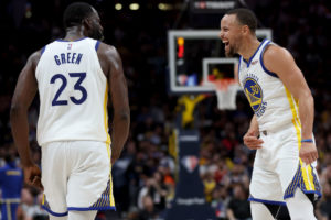 Los Warriors ganan en Denver y acarician el pase a la siguiente ronda