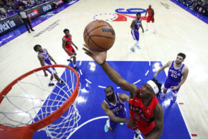 Toronto vence en Philadelphia y aprieta la serie
