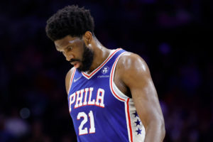Embiid, baja indefinida debido a una fractura orbital