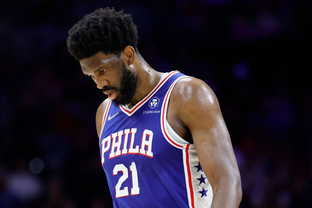 Embiid, baja indefinida debido a una fractura orbital