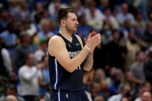 Luka Doncic, 33 puntos para dejar a Dallas a un paso de la clasificación