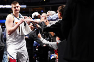 Nikola Jokic sigue cómodo con la dirección de las oficinas de los Nuggets