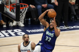 Karl-Anthony Towns jugó los playoffs con varias lesiones