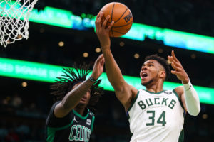 Giannis domina en el Garden y los Bucks golpean primero