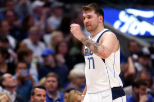 Dallas reacciona desde la defensa y aprieta la serie ante Phoenix