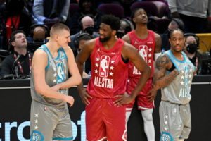 Joel Embiid felicita a Nikola Jokic por su segundo MVP