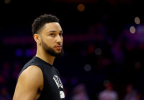 Simmons se operará la espalda y su recuperación se retrasa tres o cuatro meses
