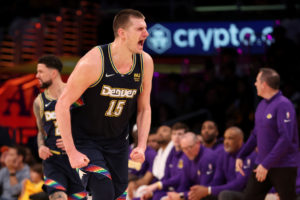 Nikola Jokic recoge su segundo MVP ¡en caballo!