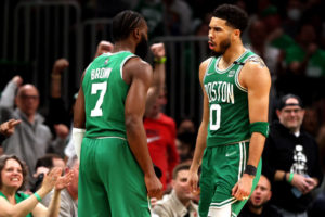 Boston iguala la serie ante Bucks con un golpe de autoridad