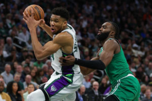 Milwaukee pone el 2-1 en una batalla decidida en el último suspiro