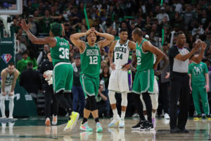 Continúa la guerra abierta con el arbitraje en el Bucks-Celtics