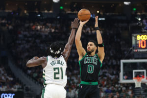 Boston pone el 2-2 ante Milwaukee con un espectacular último cuarto