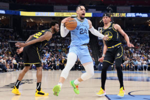 Memphis aplasta a los Warriors y prolonga la eliminatoria