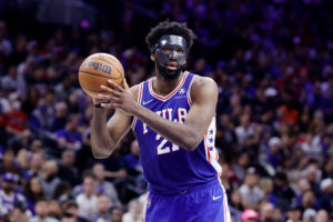 Joel Embiid pasa por el quirófano