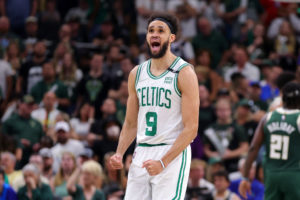 Derrick White causará baja para el segundo partido por causas personales