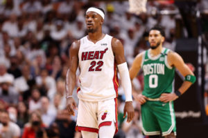 Miami golpea primero con 41 puntos de Jimmy Butler