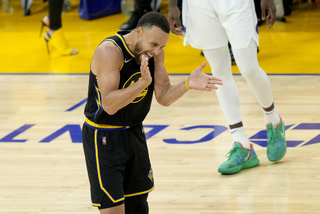 Golden State pasa por encima de unos fatigados Mavericks