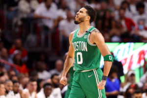 Boston responde con una paliza para igualar la serie