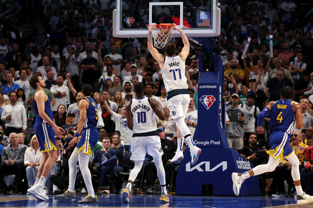 Dallas tira de orgullo (y triples) para lograr su primer punto ante Warriors