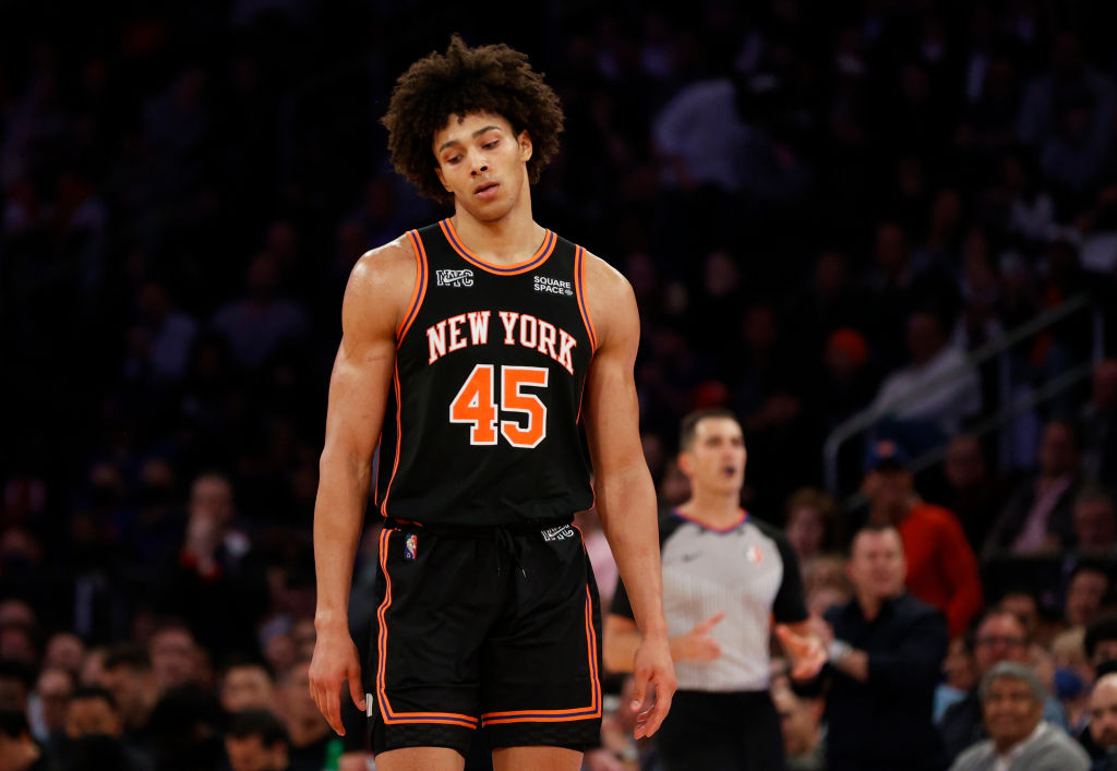 Jericho Sims pasará a contrato estándar y su hueco lo ocupará el novato Trevor Keels