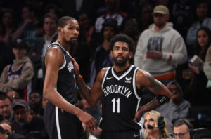 Kyrie Irving ejerce su opción de jugador para seguir en Brooklyn