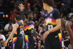 Deandre Ayton se aleja de Phoenix