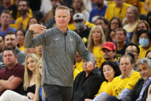 Steve Kerr, satisfecho por el paso al frente que han dado a nivel físico