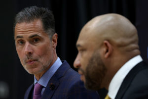Los Lakers serán agresivos para conseguir una elección de segunda ronda