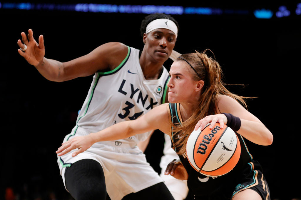 Sabrina Ionescu hace historia en la WNBA con su 26-8-8