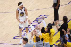 Golden State cumple en casa y se queda a una victoria del anillo