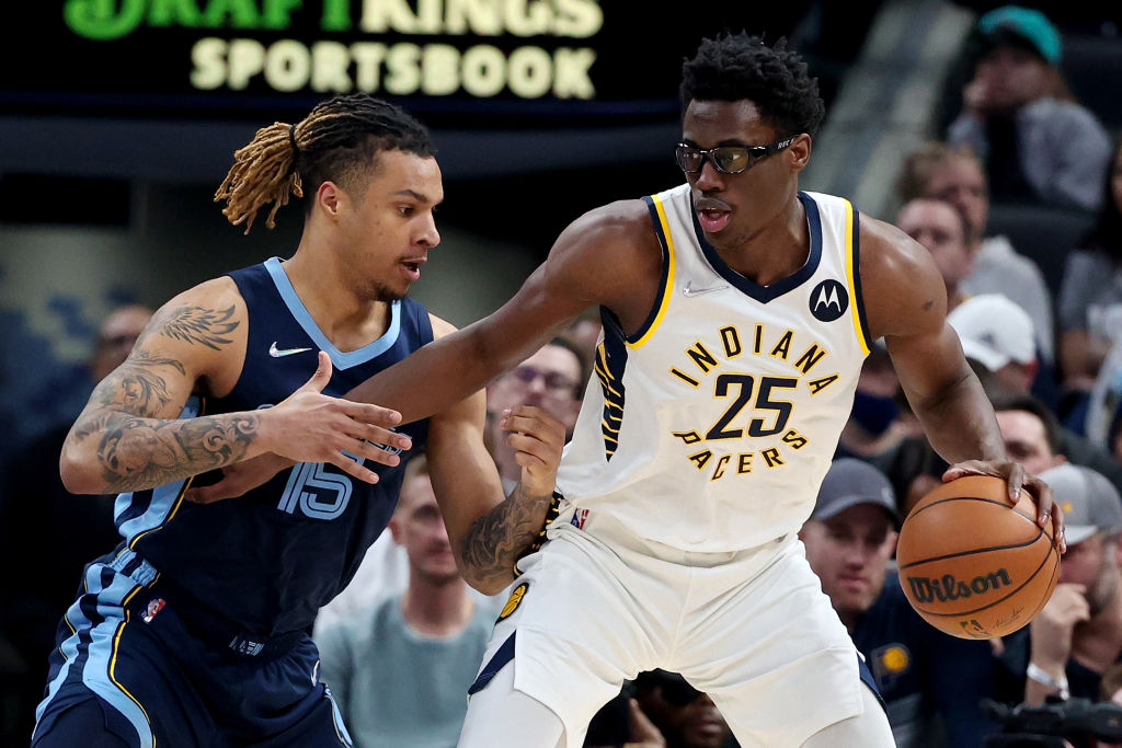 Indiana se queda con Jalen Smith