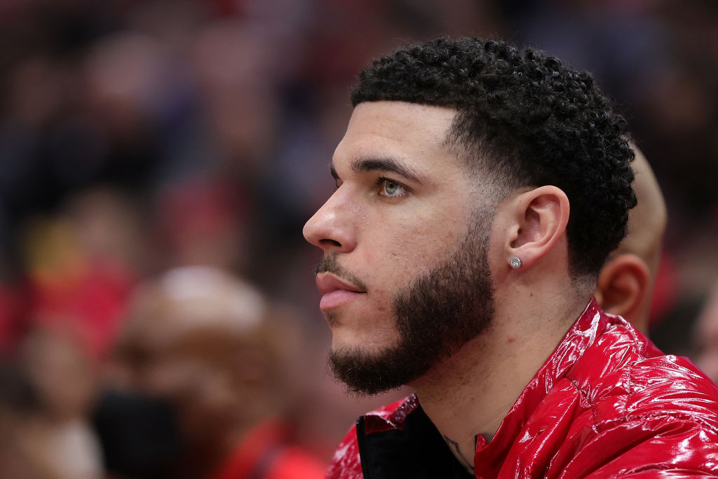 La rodilla de Lonzo Ball sigue renqueante