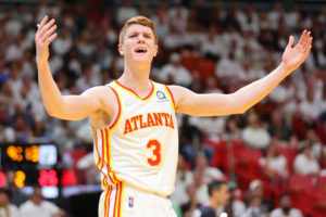 Kevin Huerter llega a Kings por Justin Holiday, Mo Harkless y una primera ronda