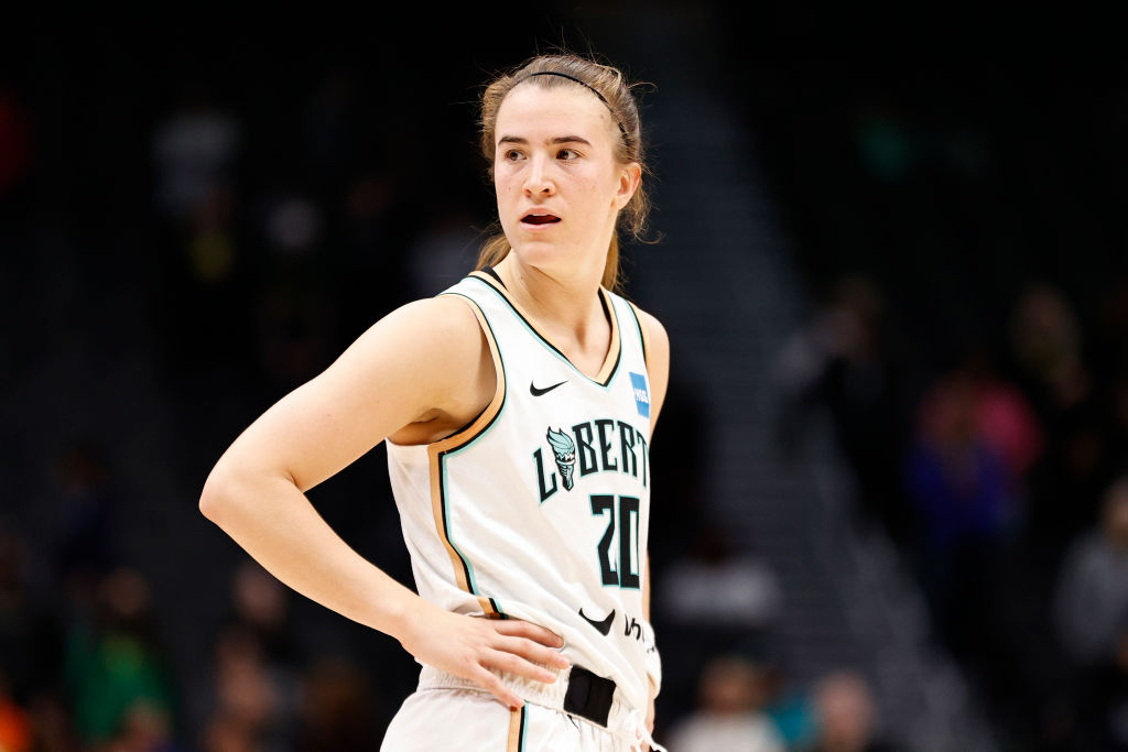 Sabrina Ionescu hace historia con 31 puntos, 13 rebotes y 10 asistencias