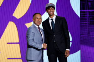 Max Christie firma dos años con los Lakers