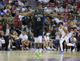 Admiral Schofield seguirá en los Magic con un contrato dual