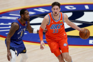 Mike Muscala seguirá un año más en los Thunder