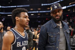 LeBron James se ve jugando con sus dos hijos en la NBA