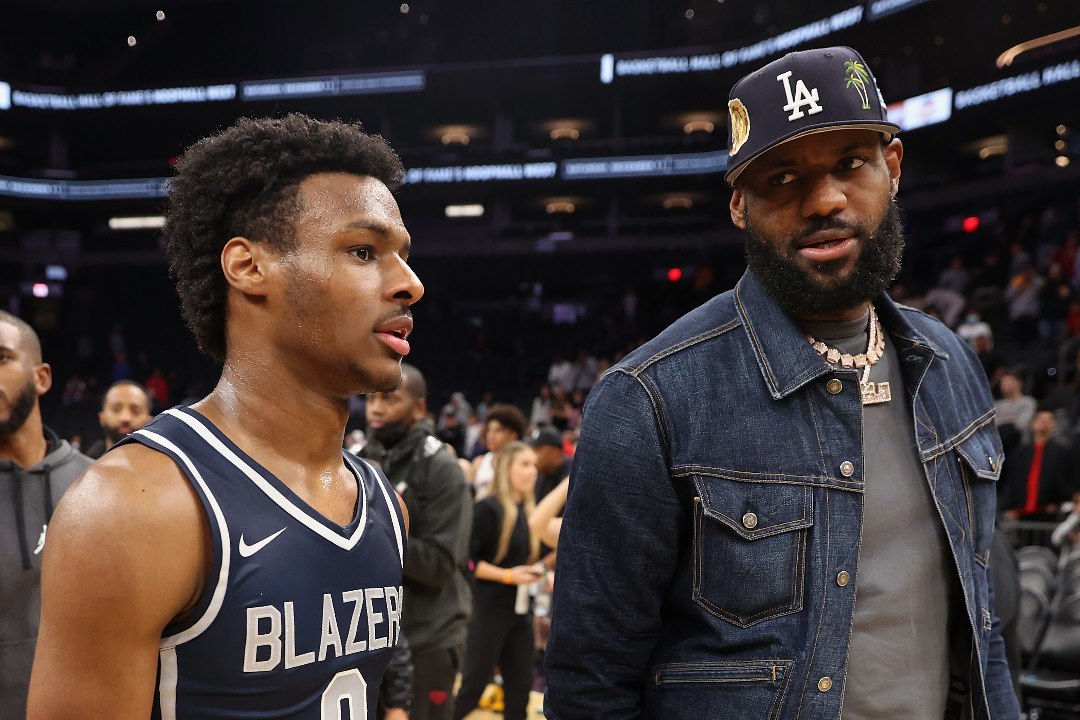 LeBron James se ve jugando con sus dos hijos en la NBA
