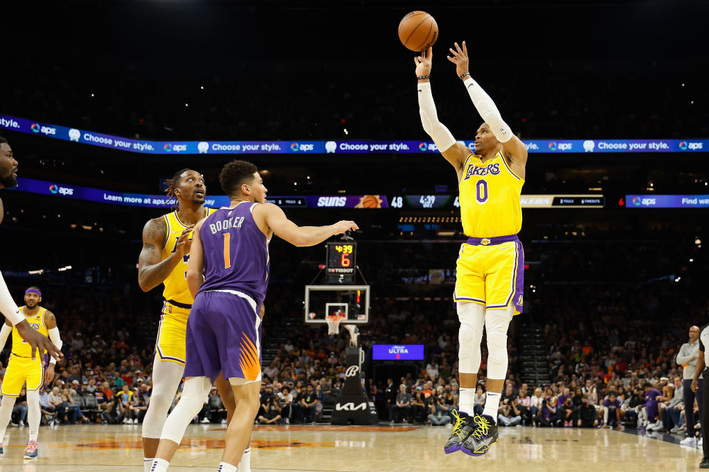 Pelinka trabaja para incorporar tiradores a los Lakers